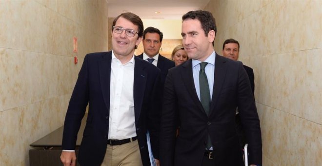 El presidente del PP en Castilla y León, acusado de falsificar 5.000 firmas e ingresar 500.000 euros en B para ganar las primarias