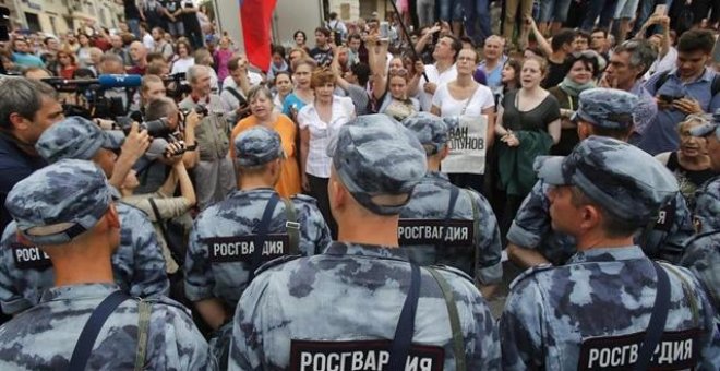 Más de 400 detenidos en una protesta en Moscú contra el arresto del periodista Ivan Golunov