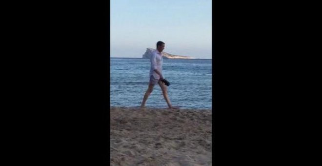 Zaplana pasea por la playa de Benidorm tras recibir el alta hospitalaria