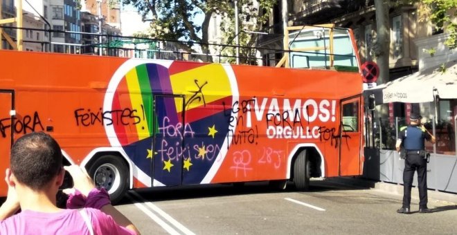Activistas hacen pintadas y paran un autobús de Ciudadanos en el Orgullo de Barcelona