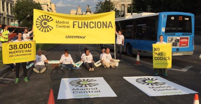 Greenpeace corta una entrada a Madrid Central en protesta contra la moratoria de multas