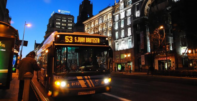 Un conductor de autobús niega el acceso a una niña de 15 años a medianoche porque no llevaba cambio