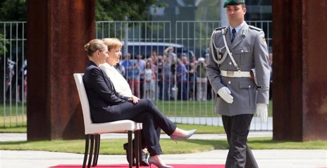 Merkel rompe el protocolo y recibe sentada a la primera ministra danesa tras los últimos temblores