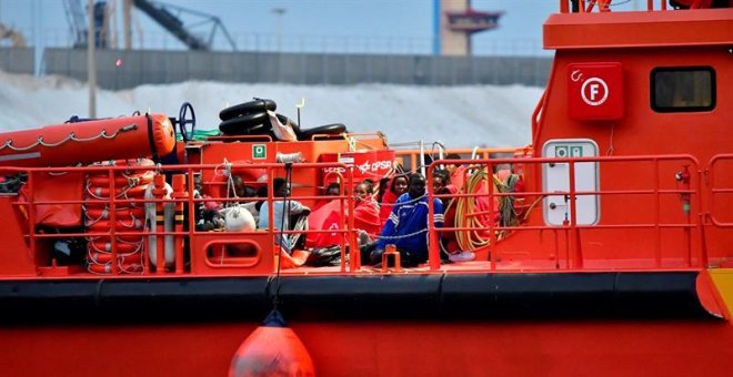 Rescatadas 219 personas a bordo de tres pateras en el mar de Alborán