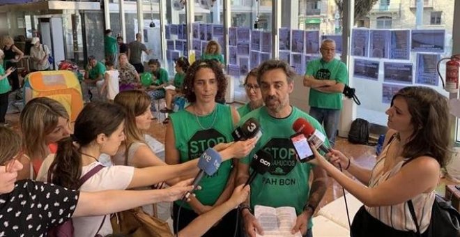La PAH ocupa l'Ajuntament de Barcelona per exigir reallotjaments “dignes” als desnonats