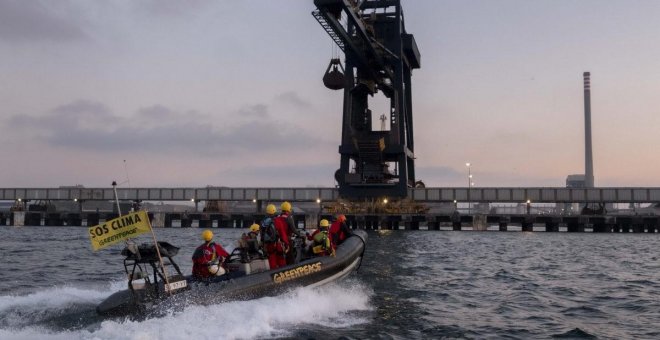 Greenpeace desembarca en una central de Cádiz para pedir el final del carbón