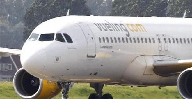 Facua denuncia la "denigración machista" de Vueling por no dejar volar a mujer con escote
