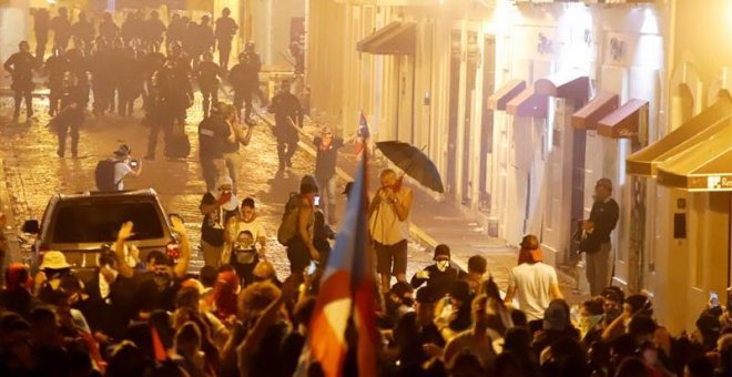 La Policía reprime con violencia las protestas para exigir la dimisión del gobernador de Puerto Rico