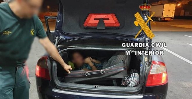 Hallan a una mujer deshidratada dentro de una maleta en Almería