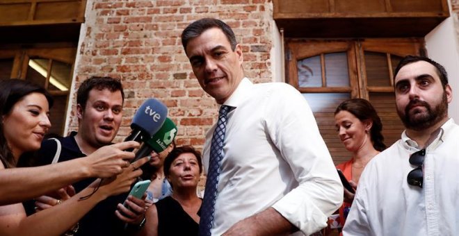 Sánchez insiste en el "gobierno a la portuguesa" e inicia su agenda con colectivos sociales
