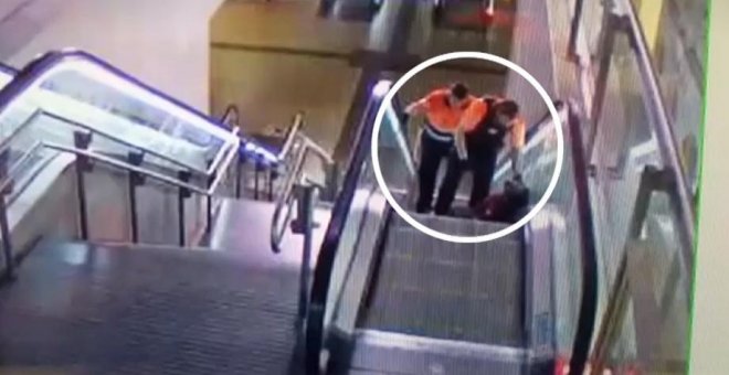 Brutal paliza de dos vigilantes de seguridad a un hombre negro en una estación de Madrid