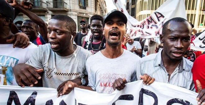 "Persegueix als banquers, no als manters", criden centenars de persones al centre de Barcelona