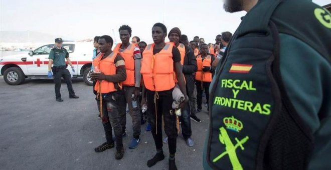 Salvamento Marítimo rescata en el Estrecho a 59 migrantes de una patera, 51 menores