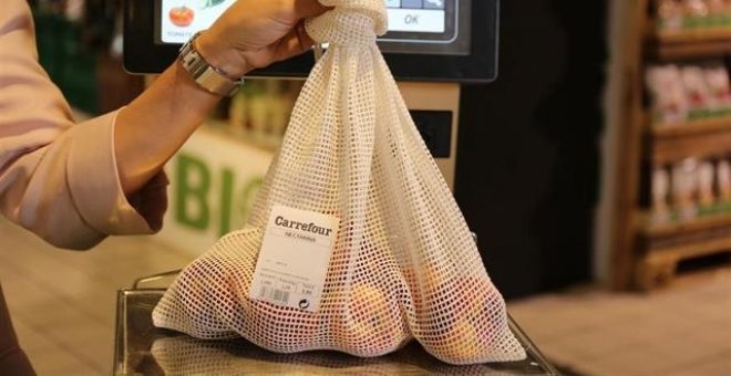 Carrefour sustituye el plástico por una malla de algodón para comprar fruta