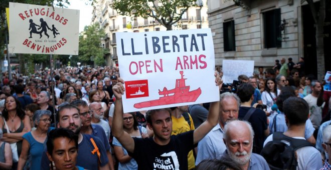 Cerca de 500 manifestantes muestran su apoyo al Open Arms en Barcelona