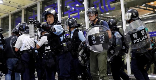 La Policía rocía con gas pimienta a los manifestantes en el aeropuerto de Hong Kong