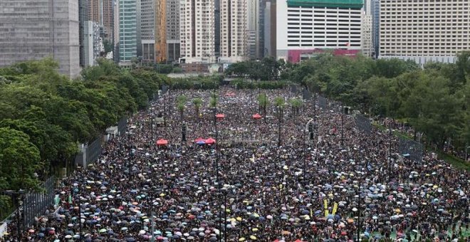Una nueva manifestación multitudinaria cierra una semana turbulenta en Hong Kong