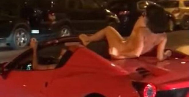 Imputan al conductor del Ferrari que paseaba por Ibiza con una mujer desnuda sobre el capó