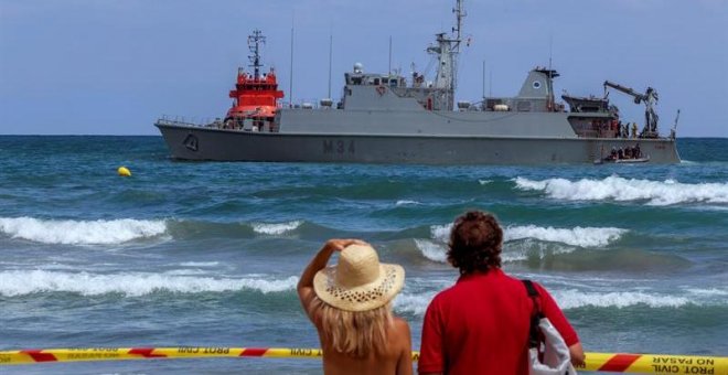 Un buque de la Armada encalla durante las labores de rescate del avión siniestrado