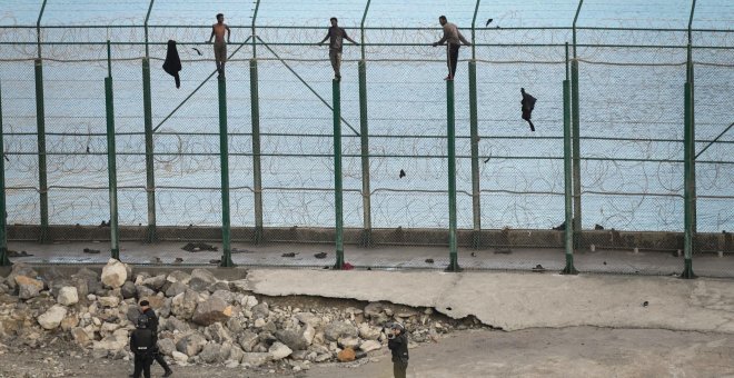 Un total de 155 migrantes saltan la valla de Ceuta en la primera incursión en un año