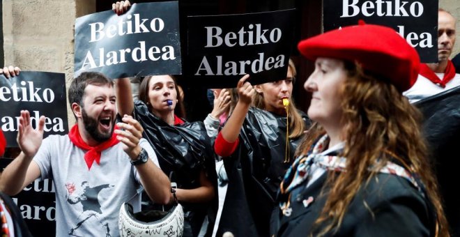 El Alarde de Hondarribia, la fiesta que discrimina a las mujeres, tensa las calles