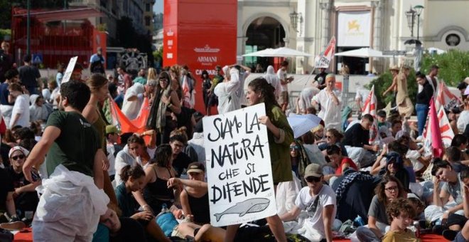 Activistas contra el cambio climático ocupan la alfombra roja de la Mostra de Venecia