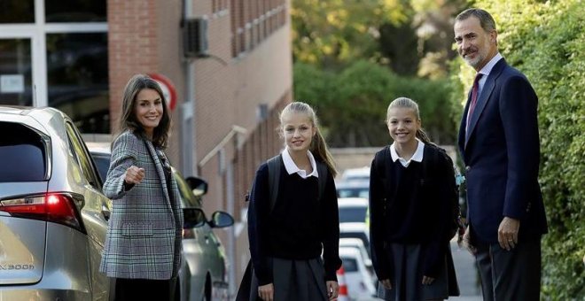 Los reyes acompañan a sus hijas al colegio privado Santa María de los Rosales en su primer día de curso