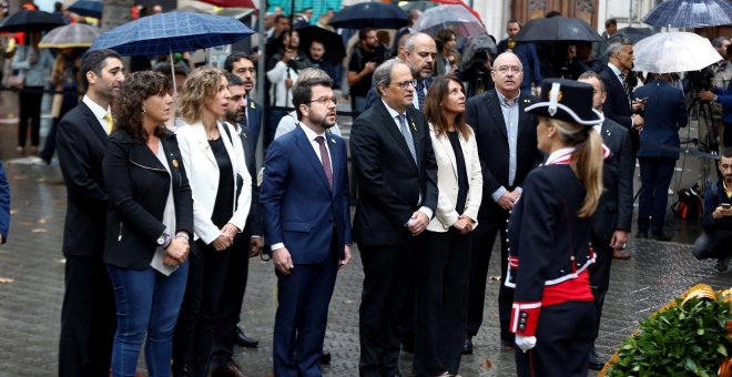 Ponen el himno de España a todo volumen desde un balcón en la ofrenda floral del Govern