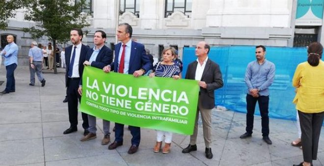 El Ayuntamiento de Madrid rechaza cambiar la pancarta contra la violencia machista por "violencia intrafamiliar", como propuso Vox