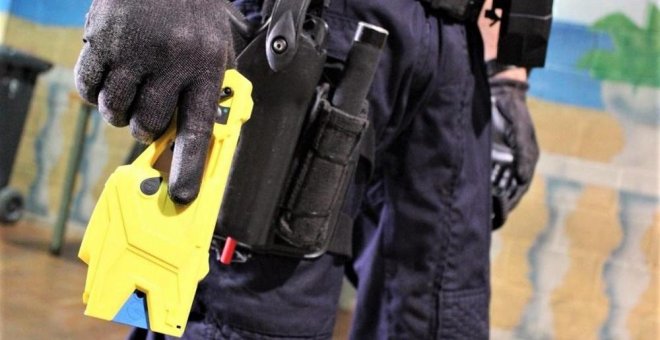 La Policía Nacional empezará a utilizar pistolas taser y contará con diez mil porras extensibles