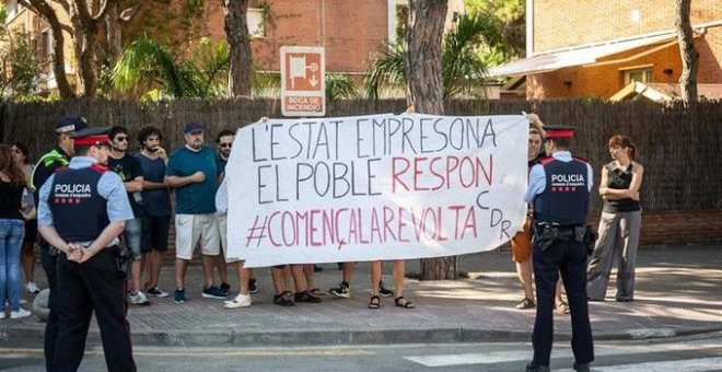 Una veintena de CDR protestan en la Fiesta de la Rosa del PSC a la que acude Pedro Sánchez