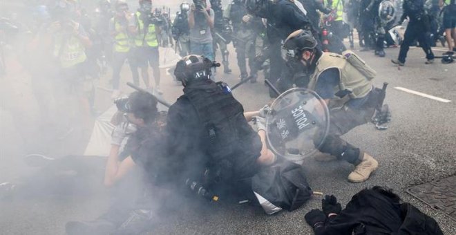 La Policía de Hong Kong lanza gas lacrimógeno para dispersar una protesta no autorizada