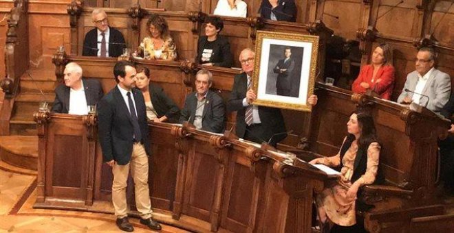 El pleno de Barcelona rechaza colocar el retrato del rey con los votos de BComú, ERC y JxCat