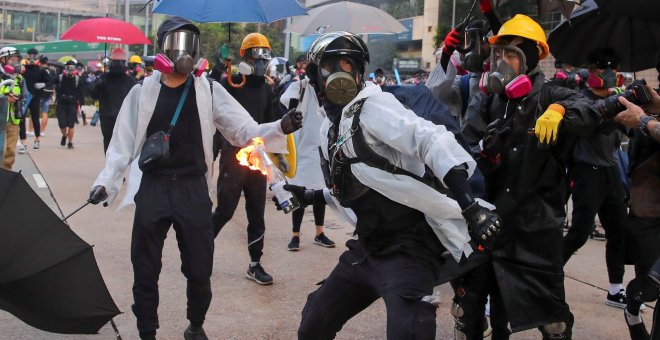Alta tensión en Hong Kong: cócteles molotov, gases lacrimógenos y un pueblo en rebeldía