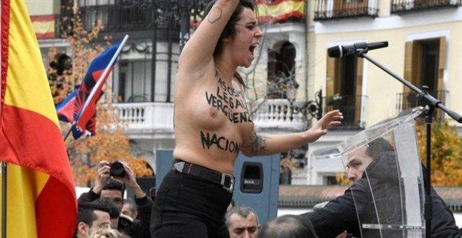 Activistas de Femen irrumpen en una marcha contra la ley de memoria histórica