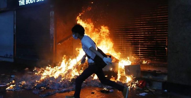 Hong Kong, paralizado tras una noche de caos y desafío con máscaras