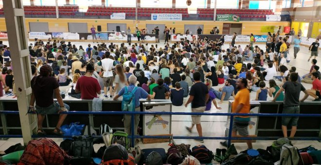 Centenares de activistas se formaron en un polideportivo para la "Rebelión climática"