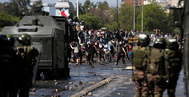 Las protestas se mantienen en Chile con los militares en la calle: "No son treinta pesos, son treinta años"