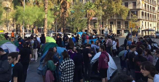 Estudiants acampen a la plaça Universitat per demanar l'autodeterminació, l'amnistia pels presos i el final de la repressió