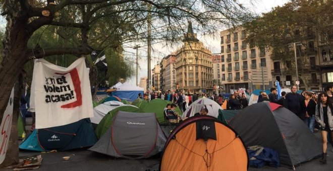 Más de un centenar de personas abandona la acampada de Barcelona