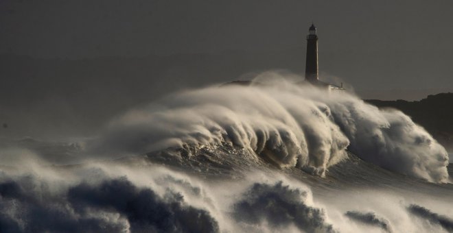 Alerta roja por el temporal en Galicia y Asturias: vientos y olas de nueve metros