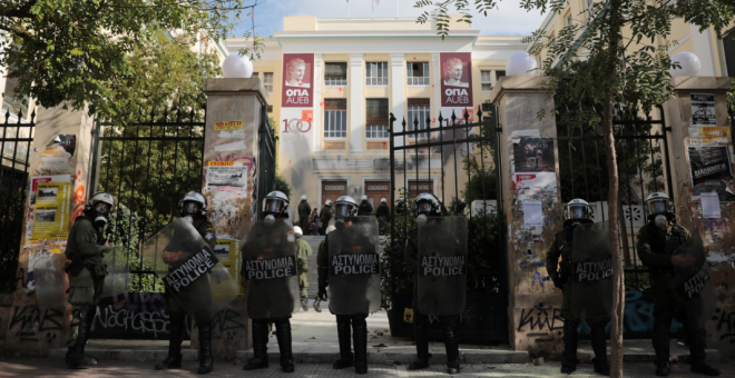 ​El fin del 'asilo universitario' griego: la Policía reprime una protesta en una universidad ateniense