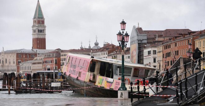 Barcos encallados, calles inundadas... los destrozos de la segunda peor marea alta de la historia de Venecia
