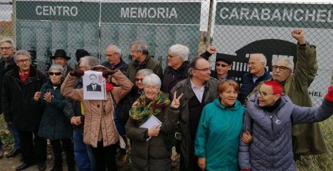 Instalan un "memorial alternativo" frente a la cárcel de Carabanchel con los nombres de 500 presos políticos del franquismo