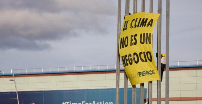 Activistas de Greenpeace protestan ante la sede de la Cumbre del Clima