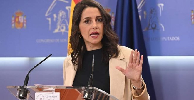 Arrimadas ofrece a Sánchez un acuerdo a tres con el PP a cambio de no subir impuestos y de una reforma electoral antinacionalista
