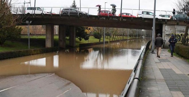 El temporal de lluvia causa problemas y carreteras inundadas en León
