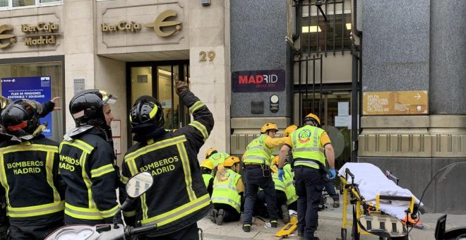 Herida grave una mujer tras caerle en la cabeza parte de una cornisa en la calle Alcalá de Madrid