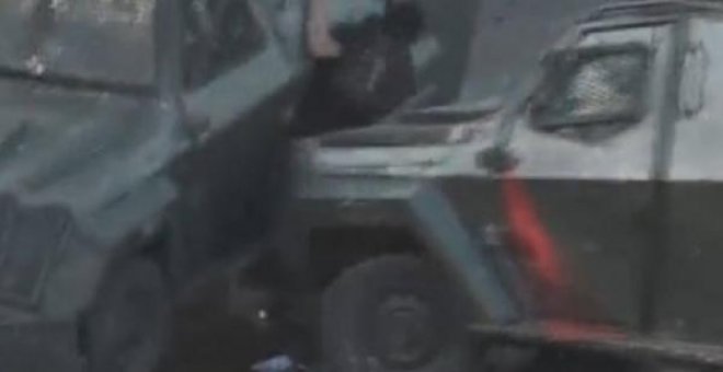 Un vehículo de los Carabineros embiste brutalmente a un manifestante durante las protestas en la capital chilena