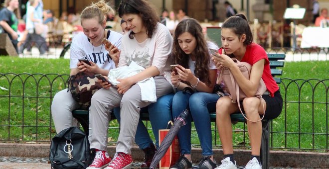 ¿Cómo se regula en mi comunidad el uso del móvil en los colegios?